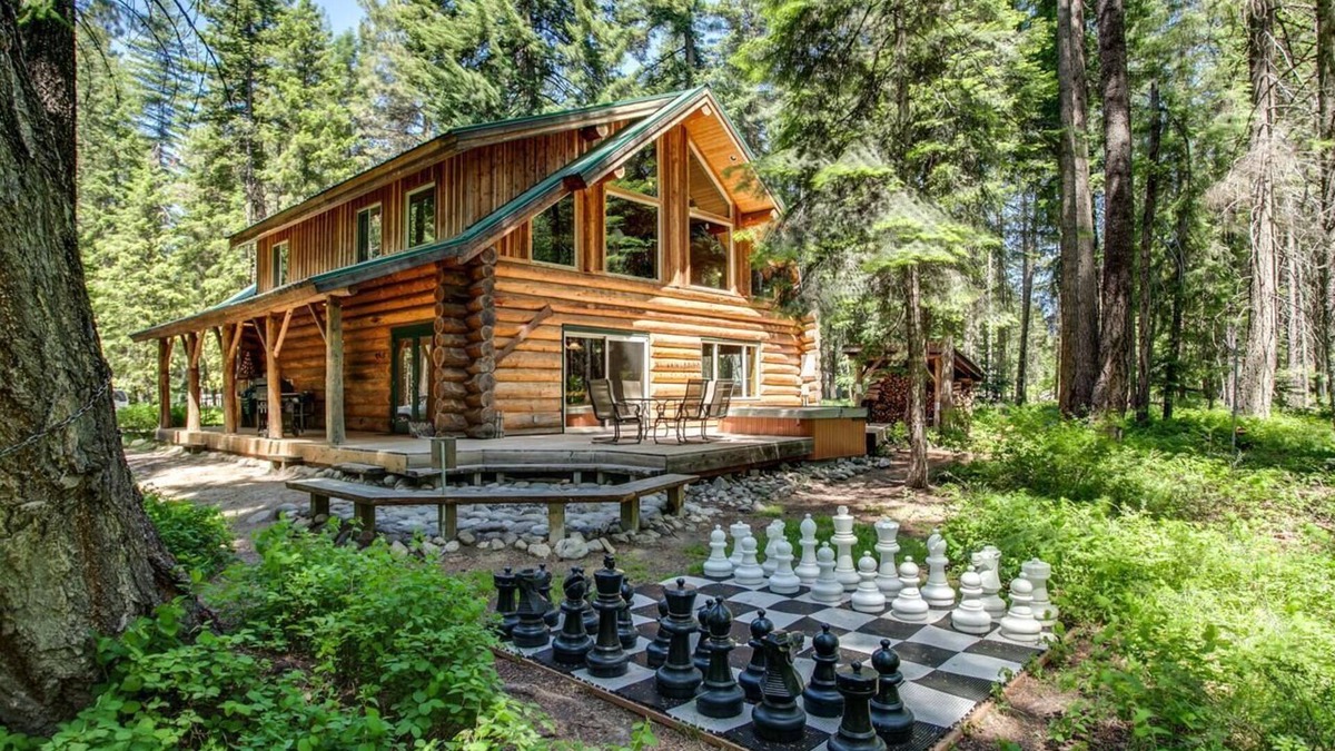 Ardenvoir House | Custom Log Home w/Hot Tub, Game Loft & 5 minute walk to River & Sandy Beach!