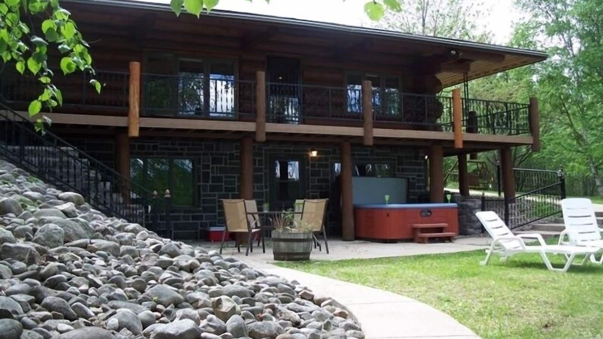 Biwabik House | Custom Log Lake House on Wynne Lake with Pontoon Boat. Summer 1 week Sat to Sat