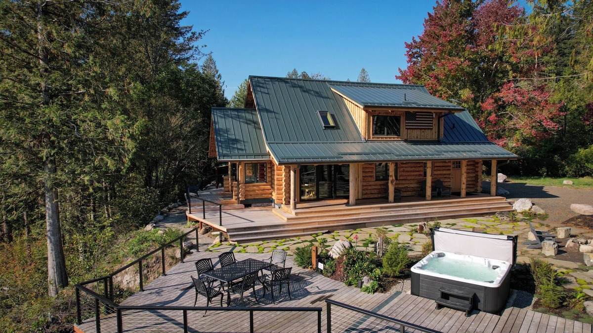Marmot House | Custom Luxury River Front Log Home, River Access, Hot Tub