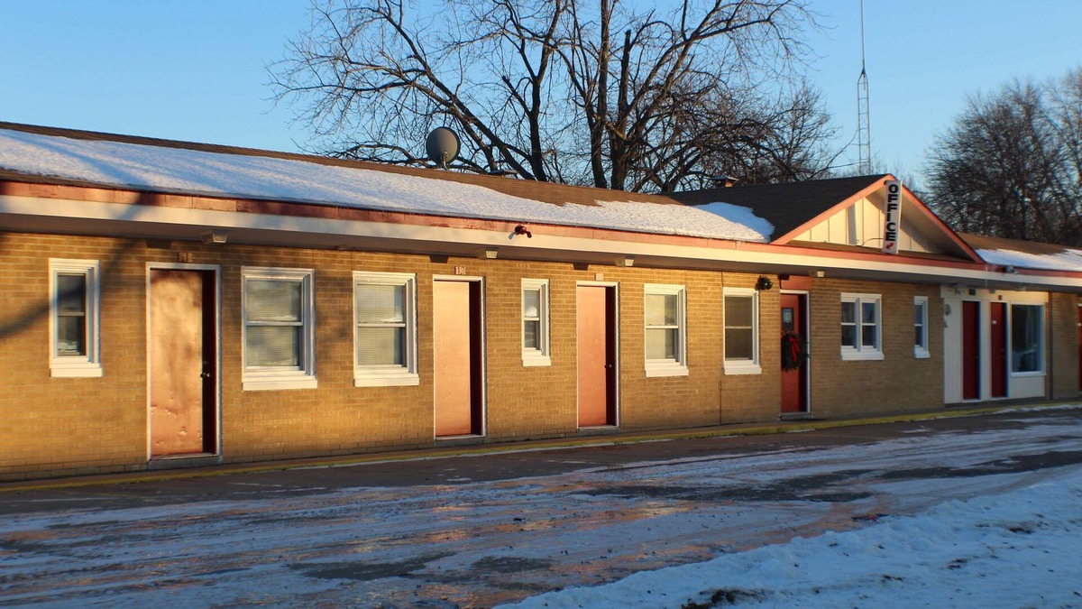 Hutchinson Hotel | Custom Stay Residence and Suites