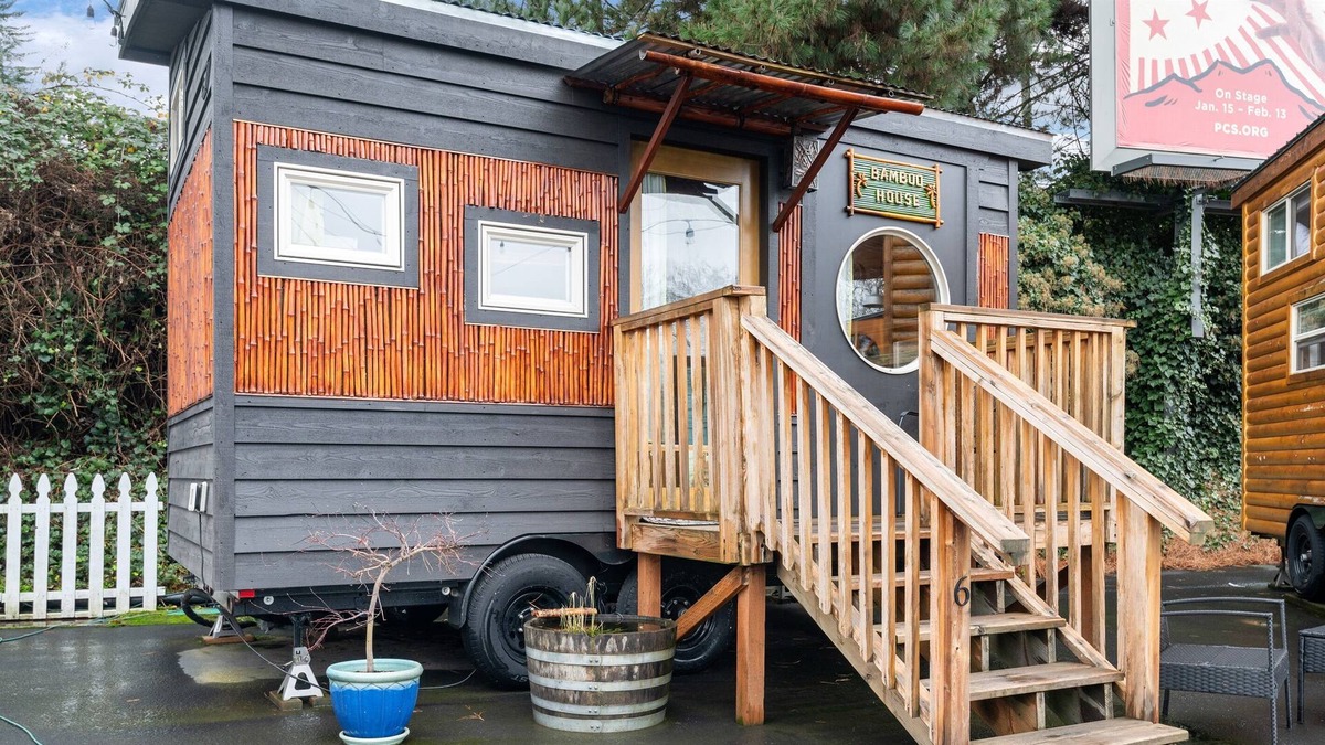 Kerns House | ❤️Custom Tiny w/ Bamboo Vibes, Firepit, Kitchen, Next to PDX's Best Eats✨