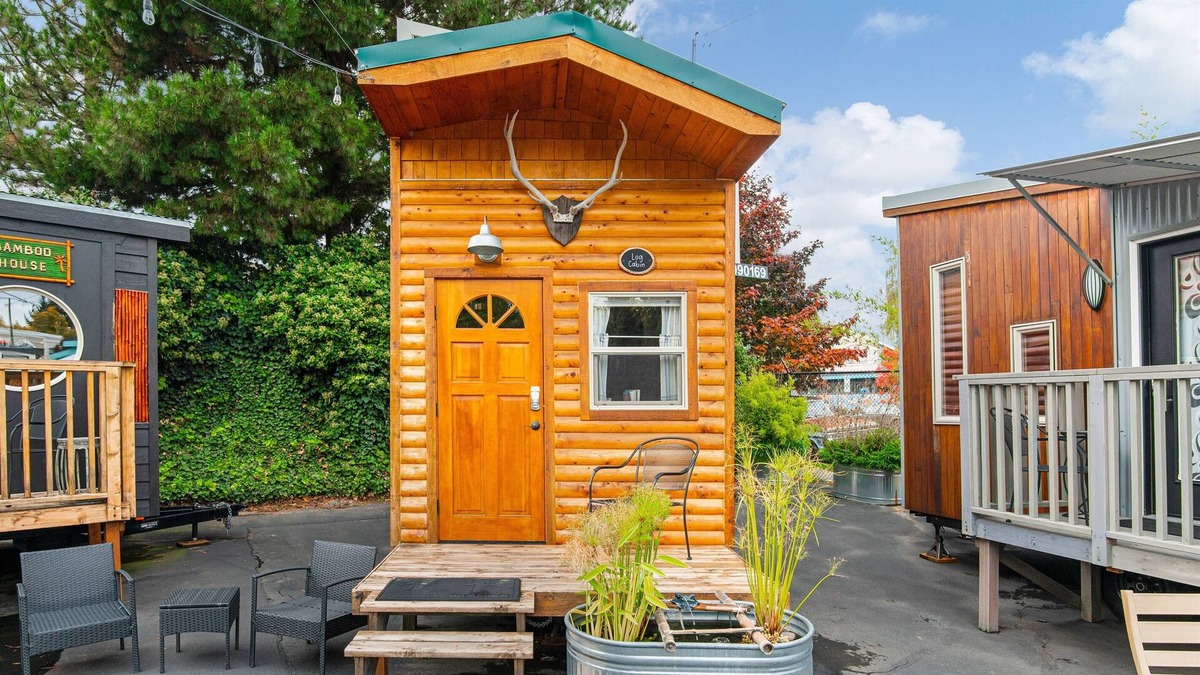 Kerns House | ❤️Custom Tiny w/ Bamboo Vibes, Firepit, Kitchen, Next to PDX's Best Eats✨