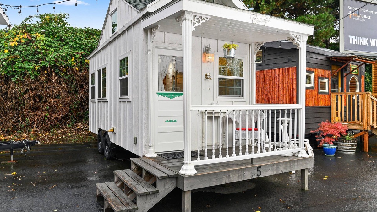 Kerns House | ❤️Custom Tiny w/ Cottage Vibes, Firepit, Kitchen, Next to PDX's Best Eats✨