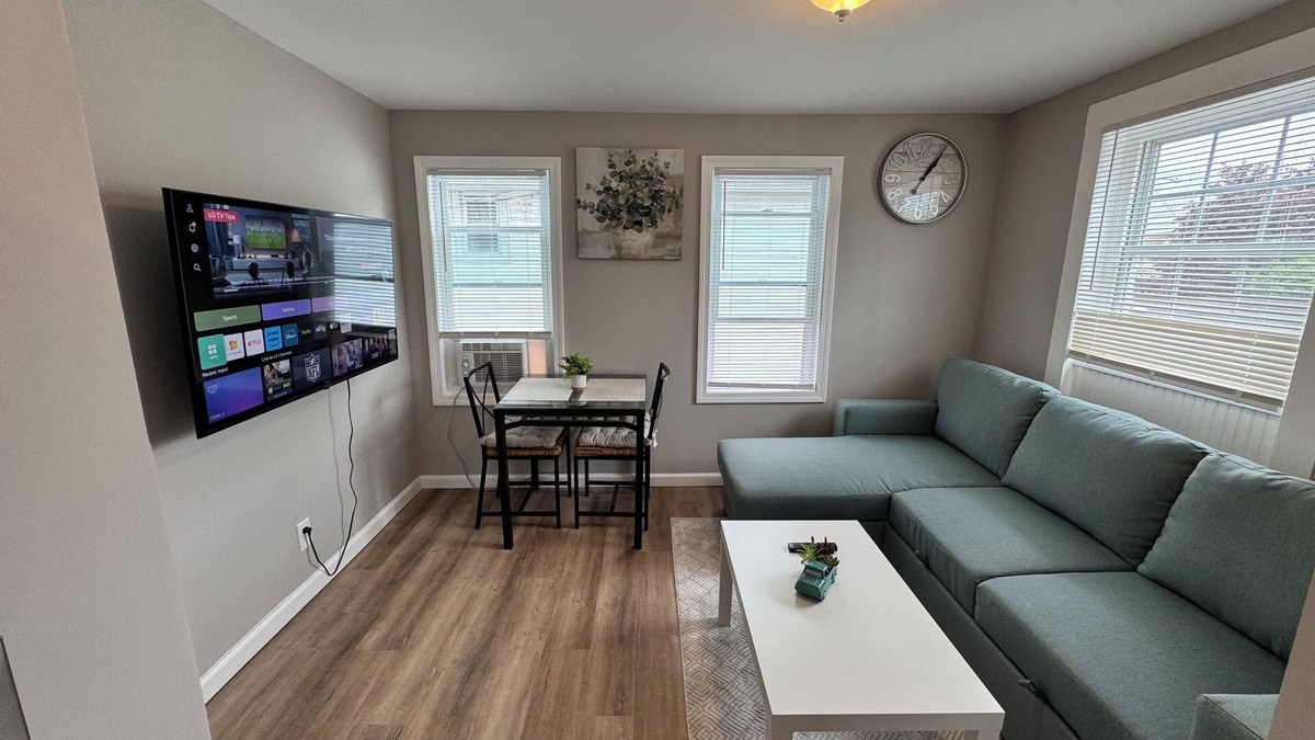 West Haven Apartment | cute 1 bdr cozy apartment queens size bed