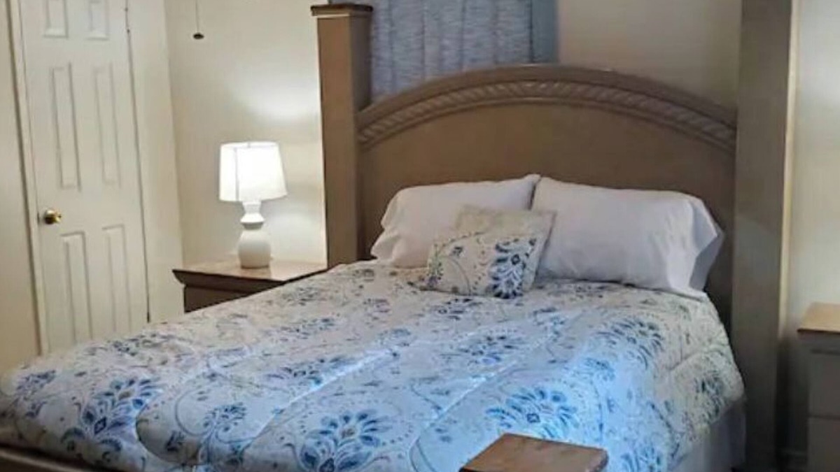 East Hill Apartment | Cute 1 bedroom home, close to Downtown, Beaches and Shopping