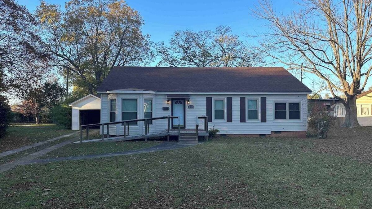 Brinkley House | Cute 2 bed 1 bath home that sleeps 7 in a quiet neighborhood.