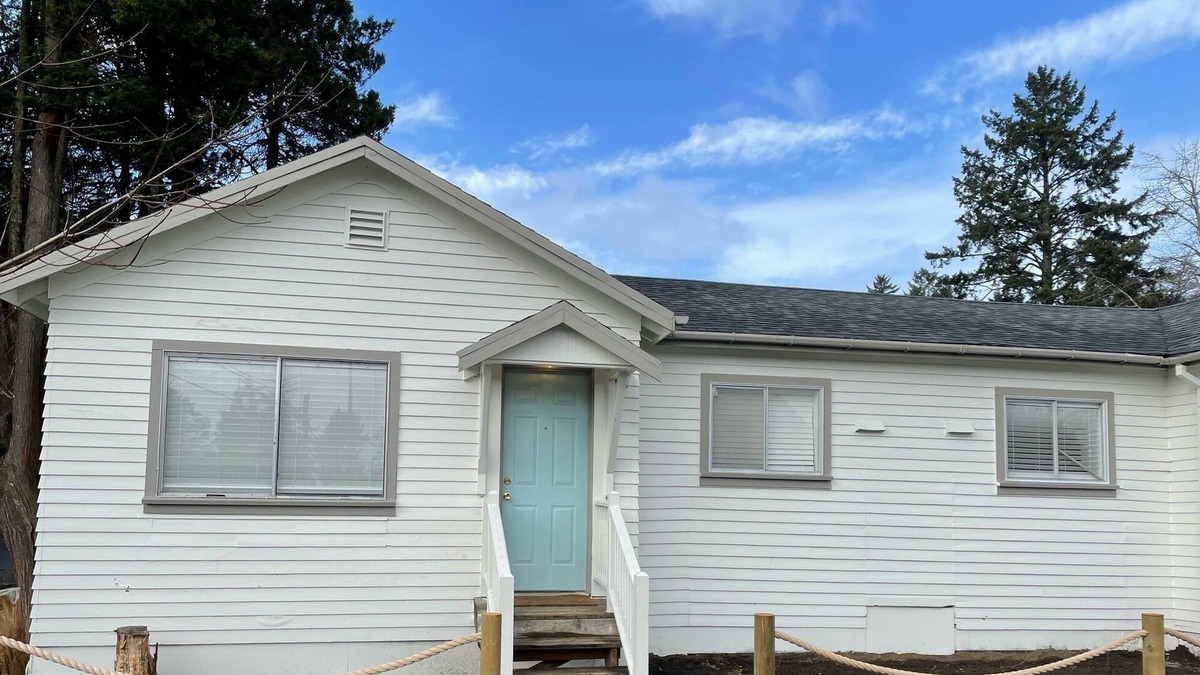 Seaview Apartment | Cute 2 Bedroom, Close to Long Beach and Cape Disappointment, *Off Highway 101*