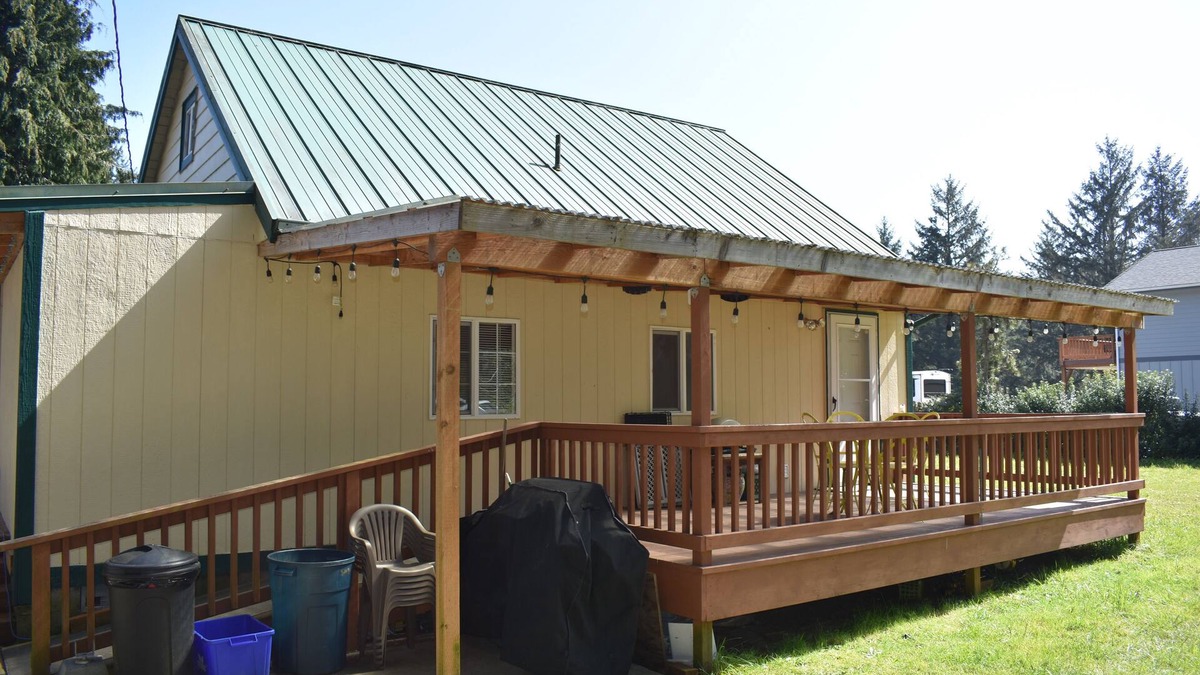 Winchester Bay House | Cute 2 Bedroom Home Near Bay with creek right in the backyard!