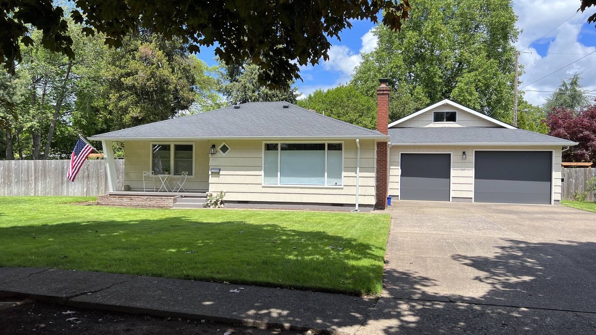 Harlow House | Cute 2 bedroom home walkable to Oakway & Autzen Stadium
