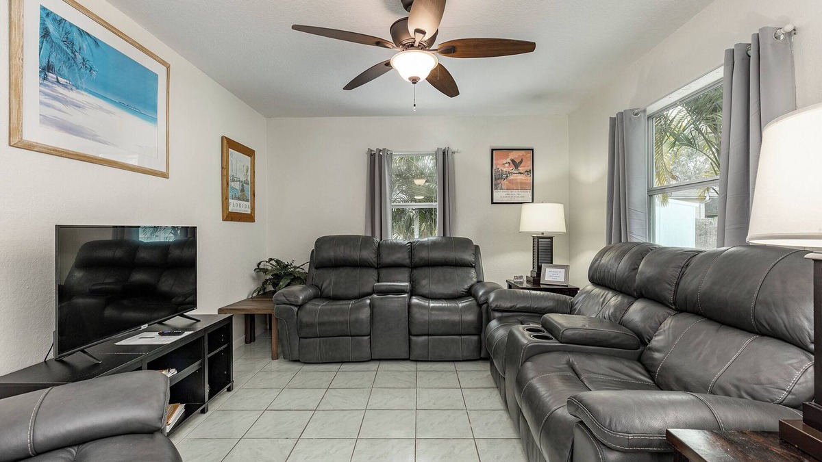Tarpon Springs Apartment | Cute 2BR/1BA Gem near Beaches, Bikes, Bars, Bayous
