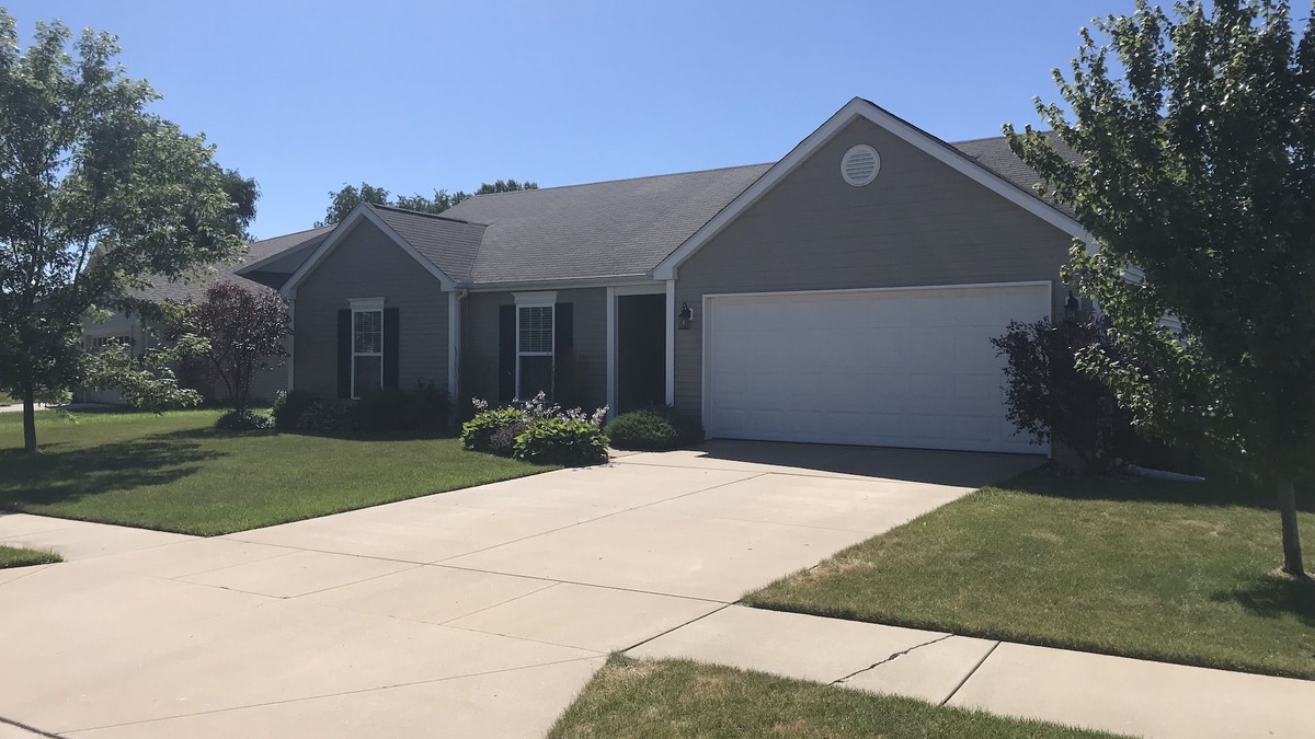 South Bend House | Cute 3 Bedroom, 2 Bath Home, 4 miles North of SBN Airport and 7.5 miles to ND