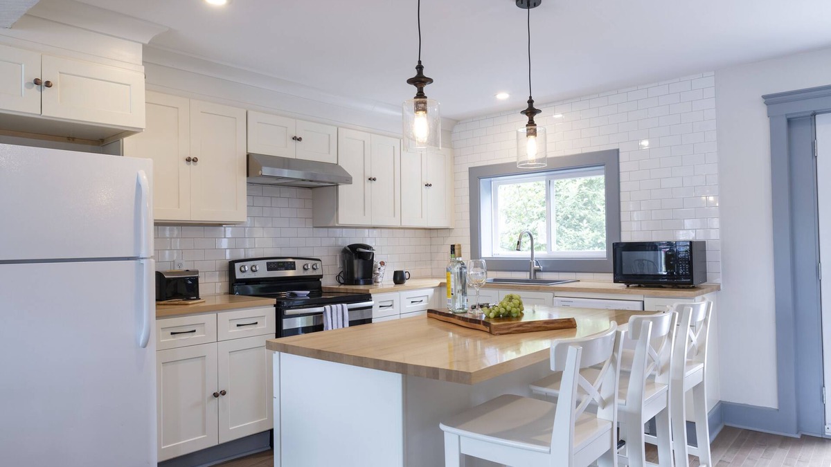 St. Andrews House | Cute 3 Bedroom House 100yards to Downtown