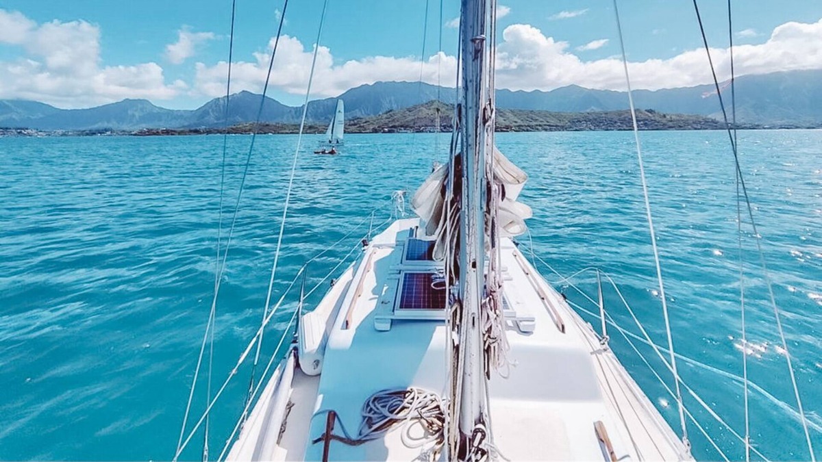 Waikiki Boat Rental | Cute 30' Sailboat with Yacht Club Access!
