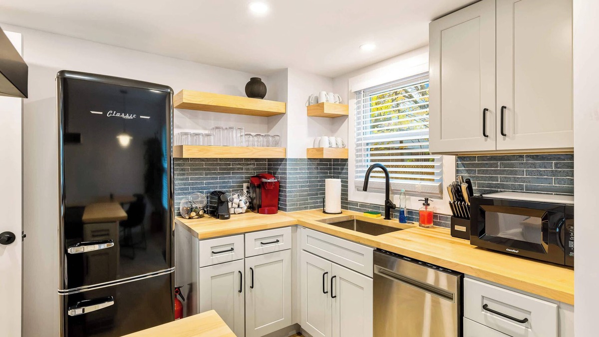 Dicken House | Cute 3BR/2BA w/Jacuzzi, Steps from Big House!