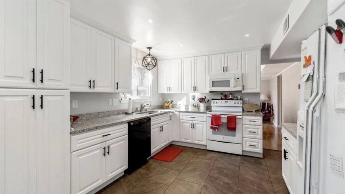 Norfolk - Virginia Beach House | Cute 4 bed/2.5 bath Home w/Pool - Sleeps 12! 30 night min