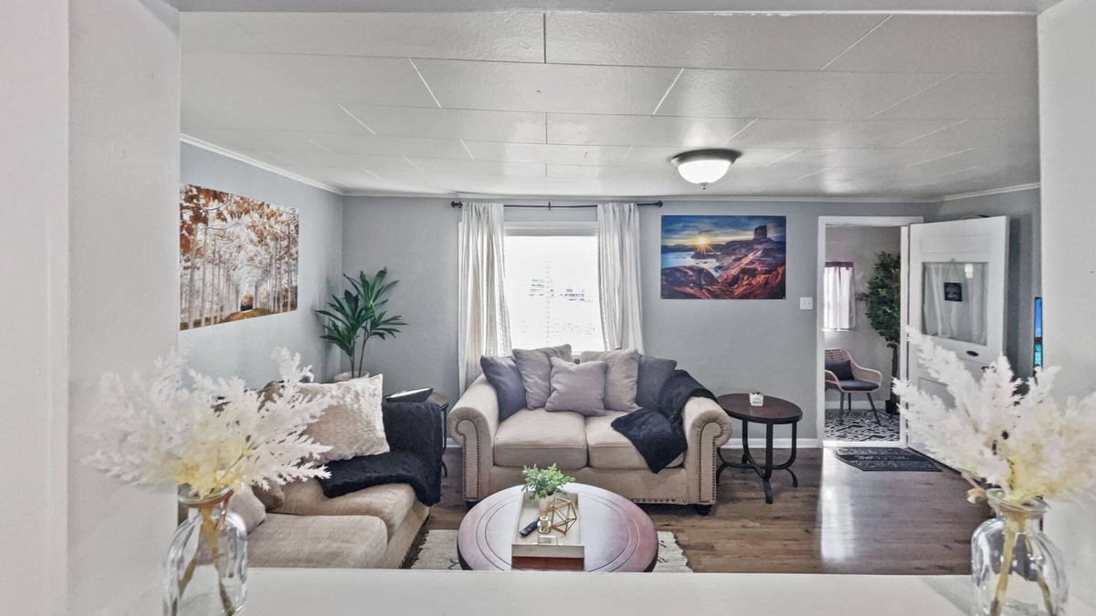 Dove Creek Cottage | Cute and Comfortable, pet-friendly, close to many amazing attractions.