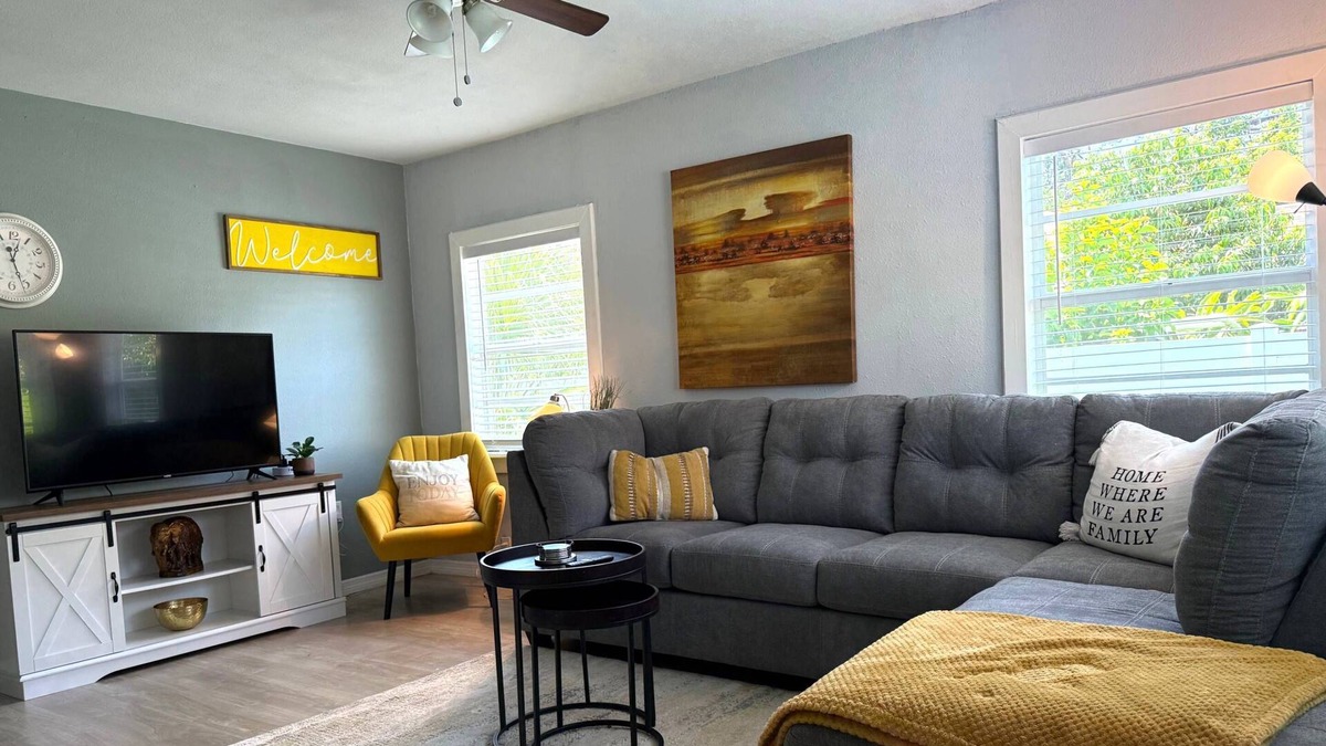 Bearss Plaza House | Cute and Cozy 2 bedroom bungalow in Seminole Heights