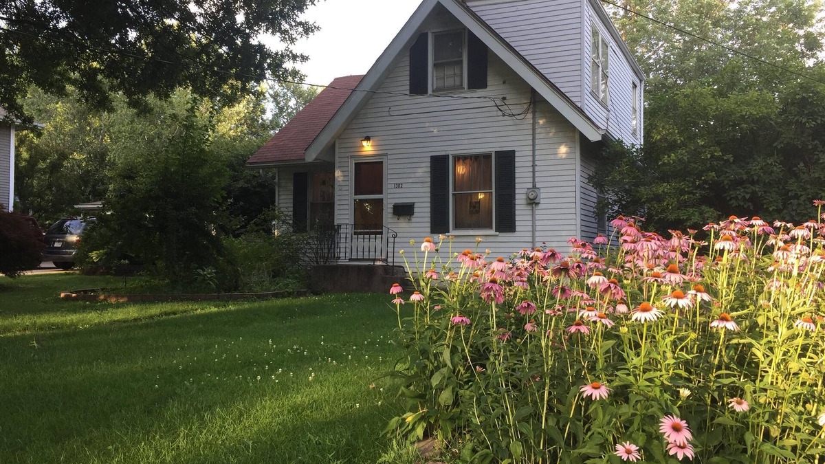 Twain House | Cute and Cozy 3BR House with Parking