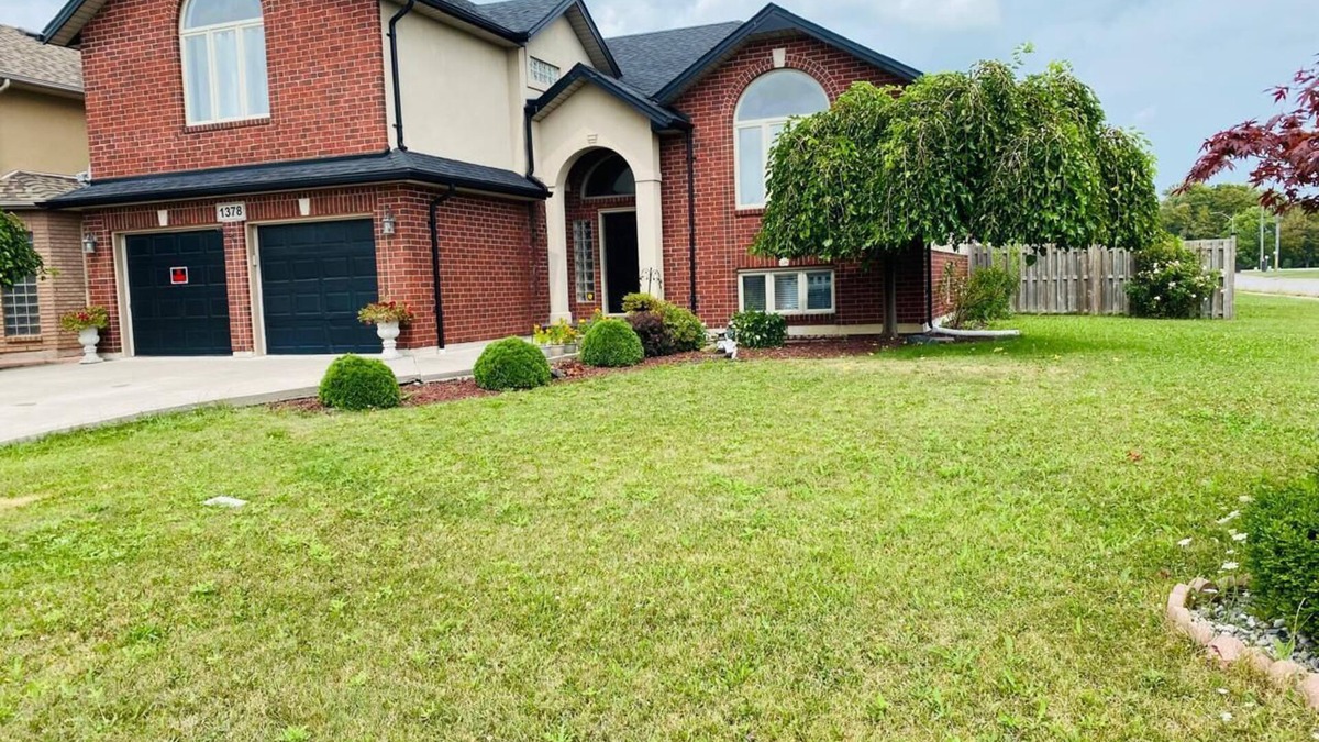 Lakeshore House | Cute and Cozy Belle River Getaway with huge backyard.
