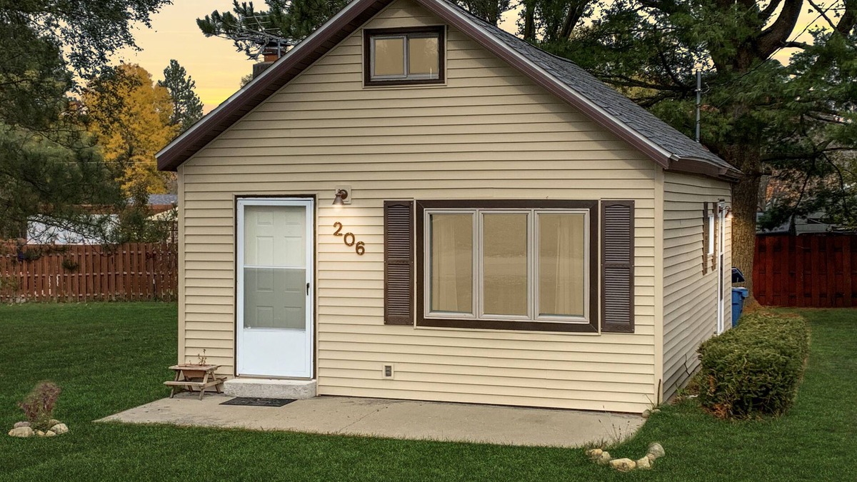 Houghton Lake House | Cute and cozy cabin with fenced private yard! Close to everything and the lake!