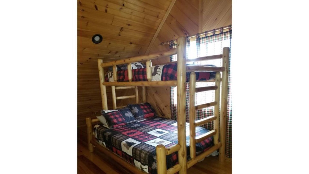 Evart Cabin | Cute and Cozy Cabin
