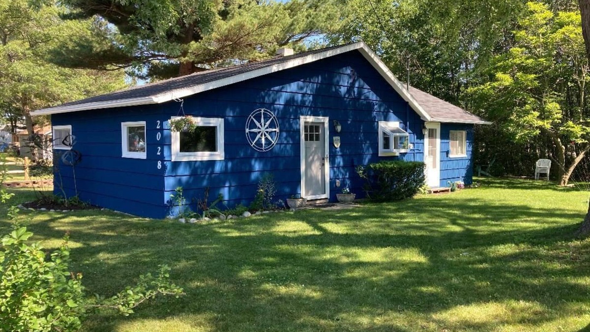 Tawas City House | Cute and cozy cottage with Lake Huron access