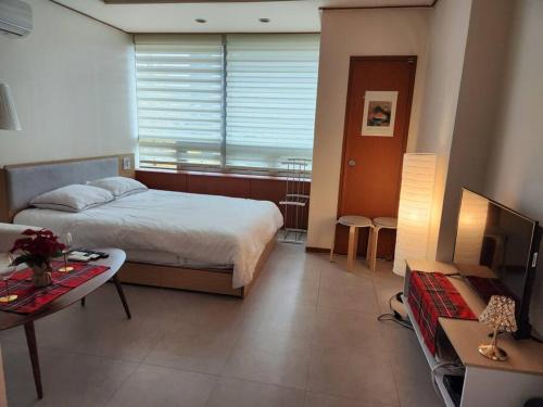 Nonhyeon-dong Apartment | Cute and Cozy House - 5min to Sinsa Station, 1min to Garosugil