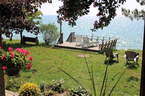 Wellington House | Cute and Cozy Lakefront Cottage