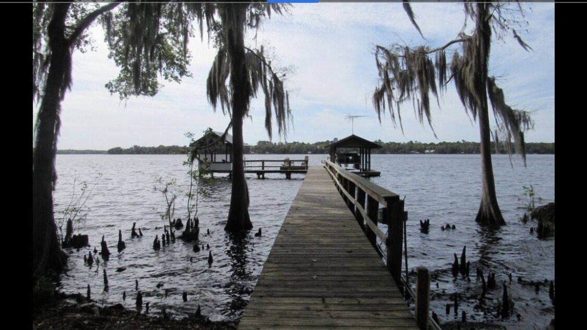 Crescent City House | Cute and Cozy, on the St. John's River. Bring your boat.