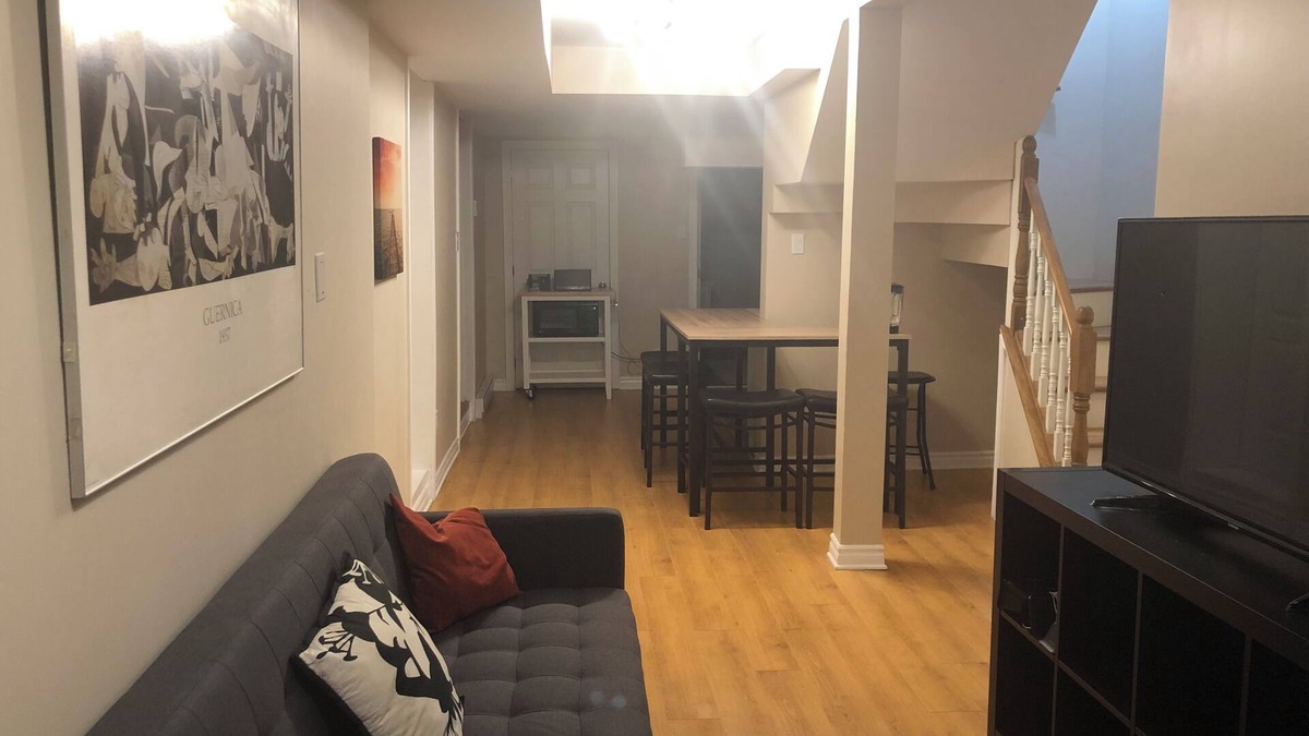 Hochelaga Apartment | Cute appartement close to green subway line in quiet neighborhood.