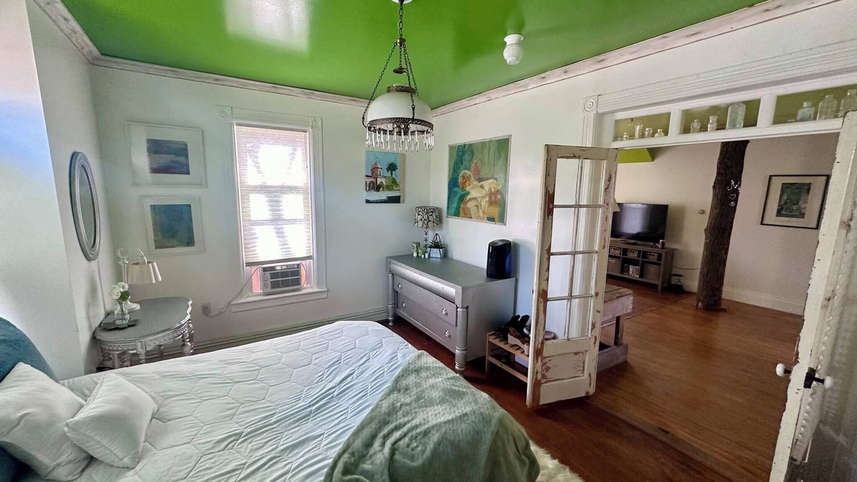 Benzonia House | Cute & Artsy condo 1mi from Beulah, 7mi from Frankfort & 15mi from Crystal Mtn.