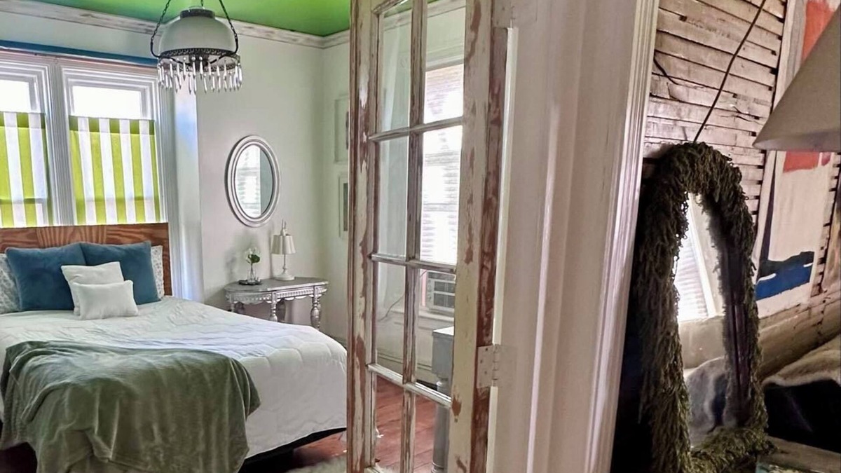 Benzonia Apartment | Cute & Artsy Condo 1mi from Crystal lake, & 7mi from Frankfort