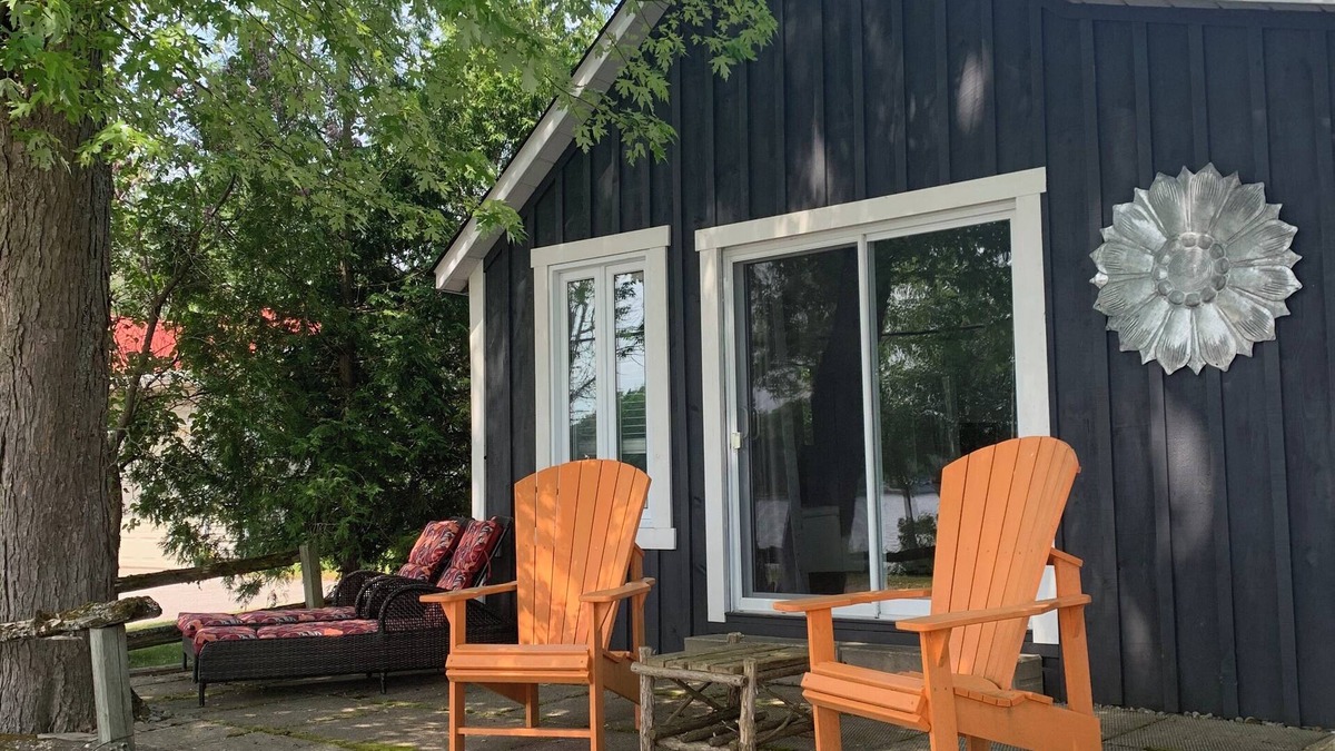 Bobcaygeon Cabin | Cute as a button in Bobcaygeon! nWatch boats coming and going through Lock 32.