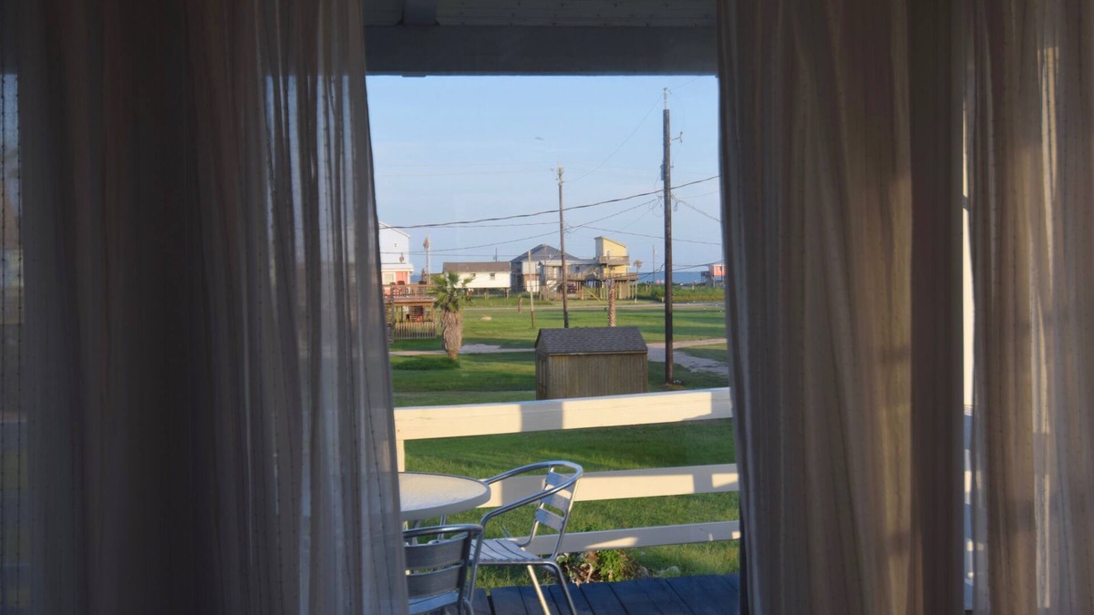 Surfside Beach House | Cute beach cottage just a few blocks from pedestrian beach