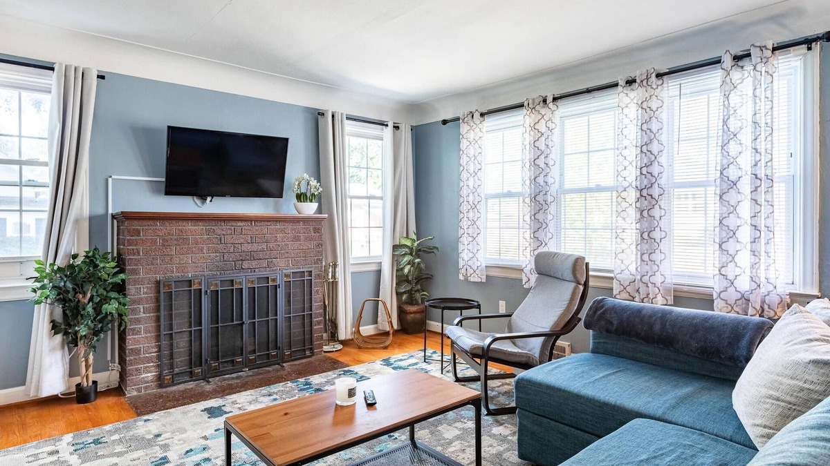 Ypsilanti House | Cute & Bright Depot Town 4BR/2BA Bungalow!