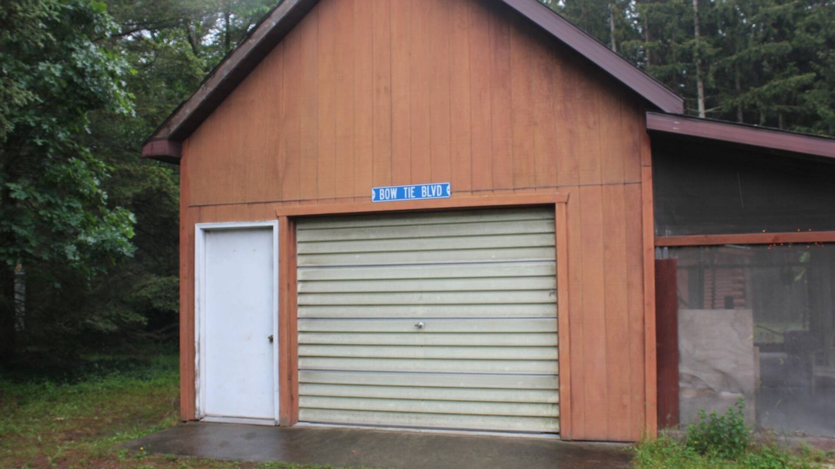 Mears Cabin | Cute cabin and pole building with bathroom facilities and kitchen area