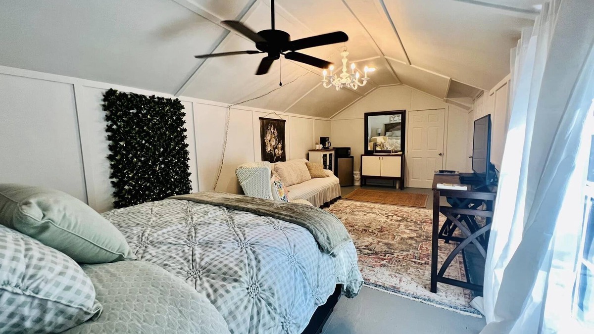 Kennard Cabin | CUTE CABIN, PRIVATE HOT TUB, QUEEN BED, SMALL TOWN, 4 MILES TO RATCLIFF LAKE
