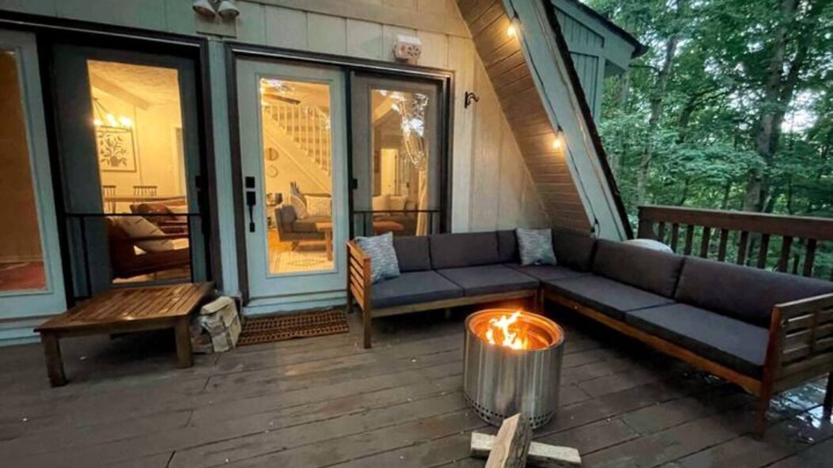Linden Cabin | Cute cabin retreat near Shenandoah National Park and pet friendly!