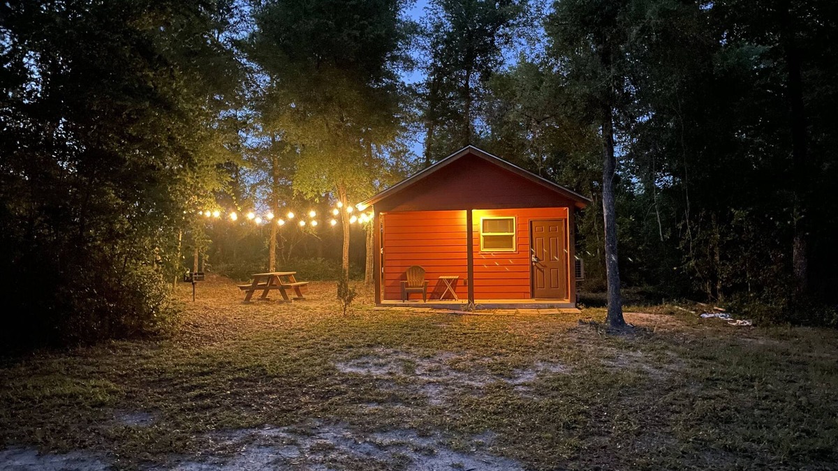 Fort White Cabin | Cute cabin sleeps 5 !