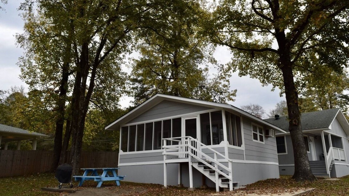 Mid America Cabin | Cute cabin steps away from the water