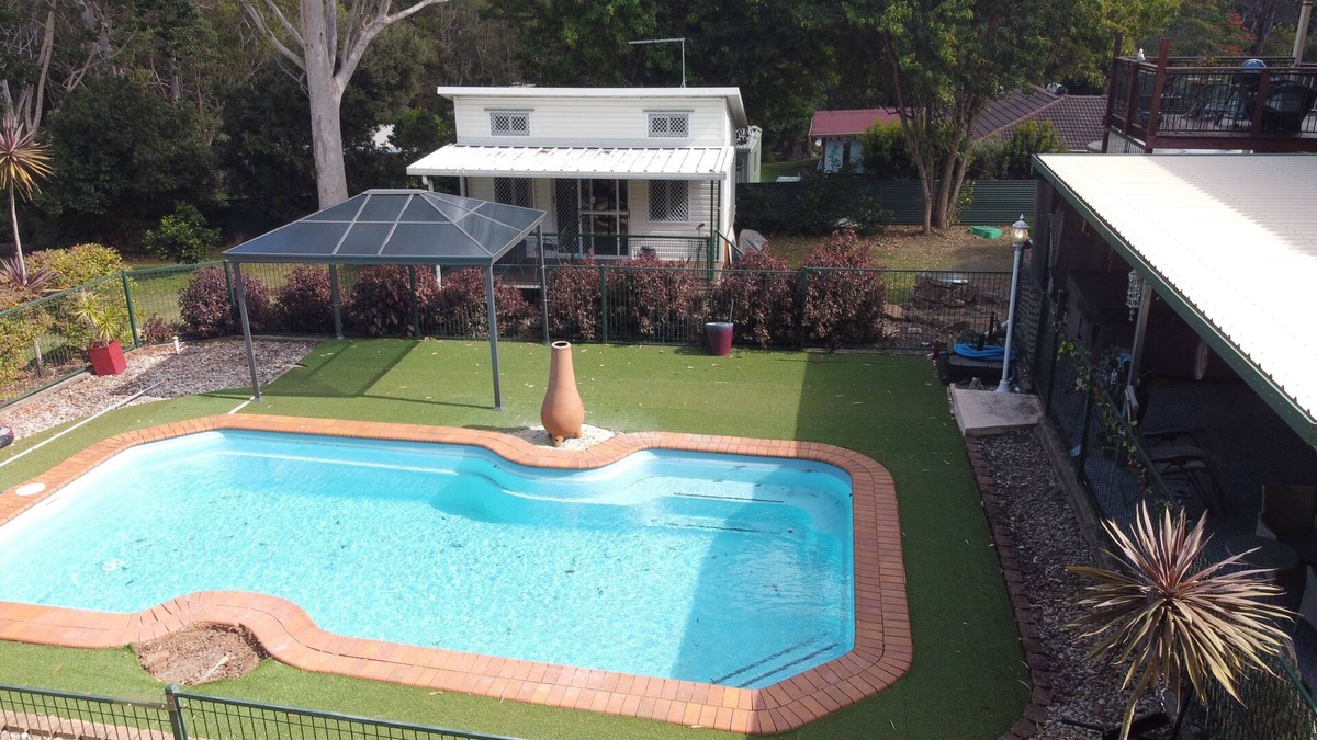 Burpengary Cabin | Cute Cabin with Pool, Sauna, Hot Tub & Day Spa, Pet Friendly