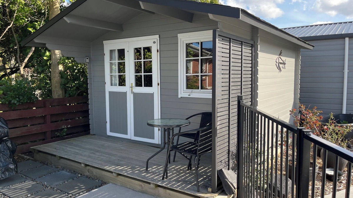Waihi Beach Cabin | Cute cabin with sea views and oh so close to the beach.
