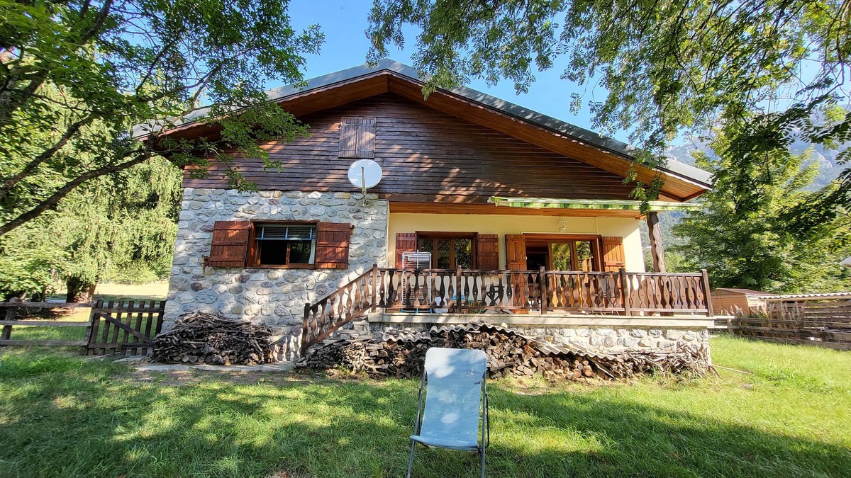 Valdeblore Ski Chalet | Cute chalet surrounded by trees