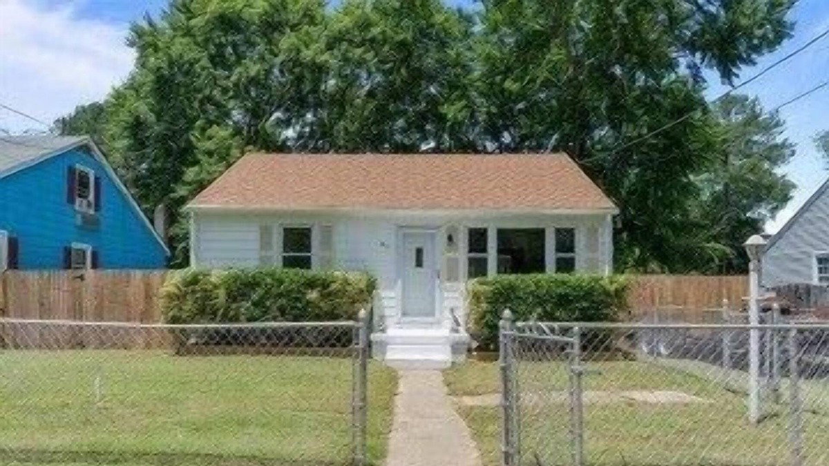 Issue House | Cute, Charming House that is Pet Friendly and less than 10 minutes from Beach