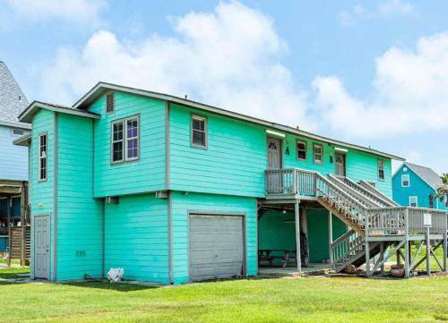 Surfside Beach House | Cute Coastal Cottage! Just a Few Blocks to Beach, Gulf, Jetty and Splash Park!