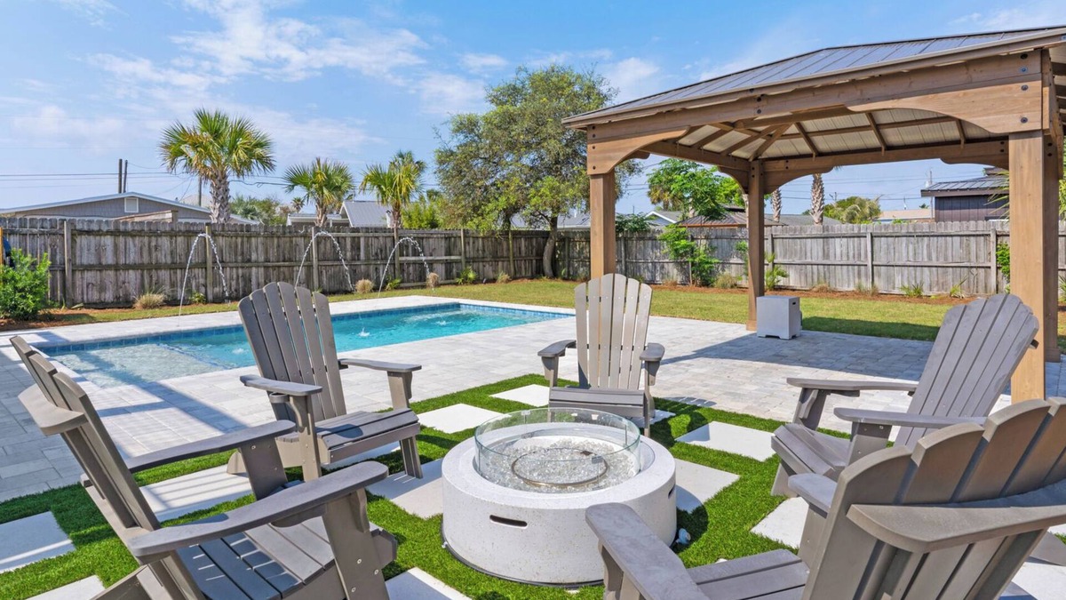 Kiska Beach House | Cute & Coastal with Room for 9, Mins to the Beach + Free Attraction Tickets!