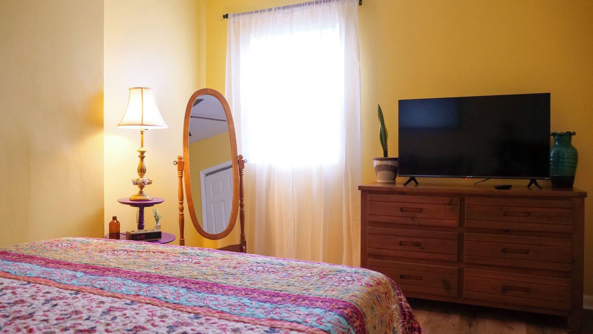 Merion Village House | Cute Columbus Bungalow + Modern Amenities. 7 min from downtown!