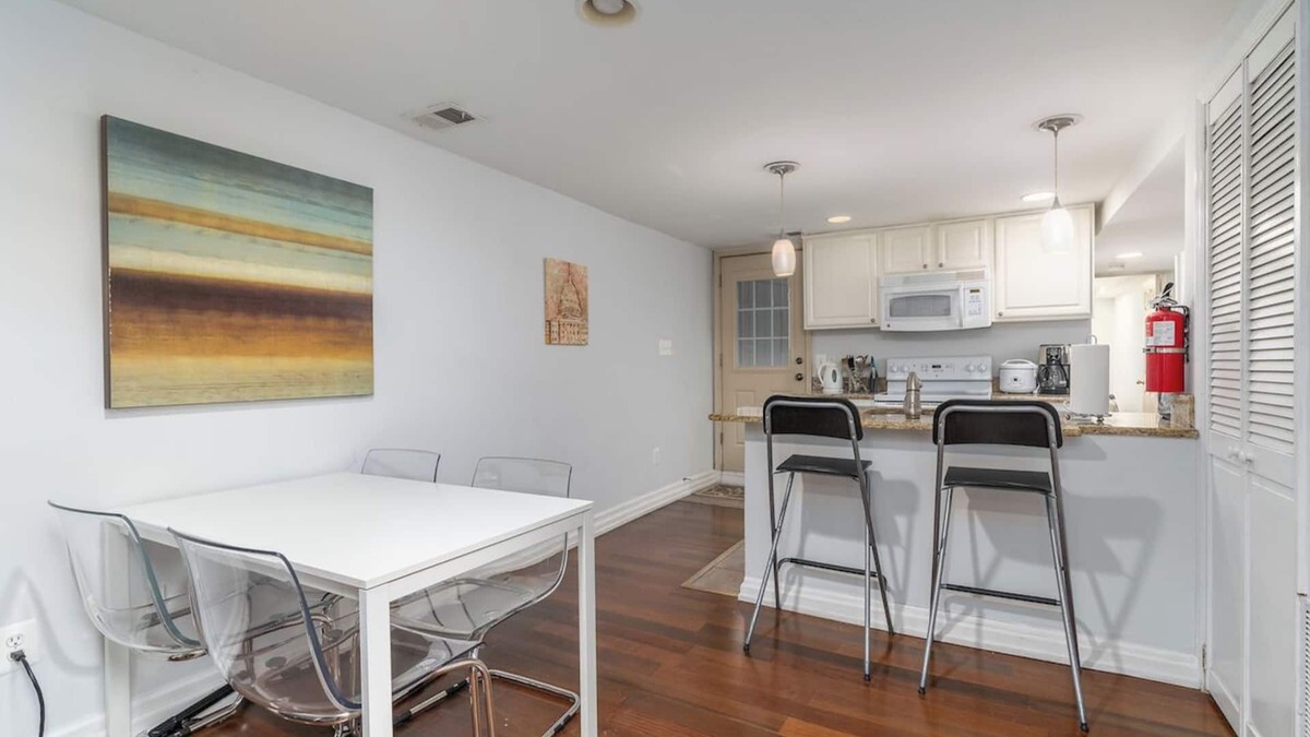 Capitol Hill Apartment | Cute & Comfortable English Basement Apt. in Capitol Hill! 50% Monthly Discount