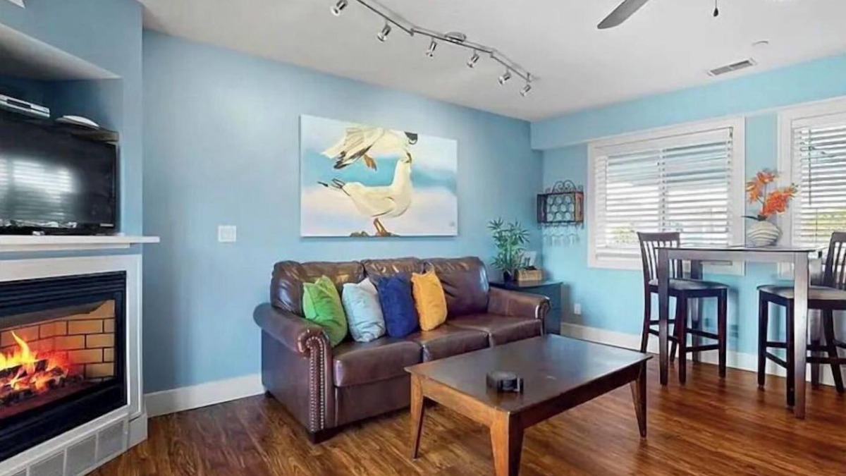 Douglas House | Cute condo with pool ideal for spring and summer fun