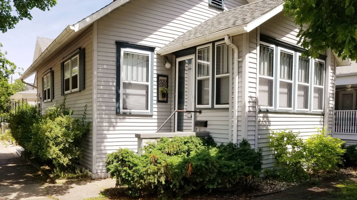 Saint Joseph House | Cute Corner Cottage in Downtown St. Joseph